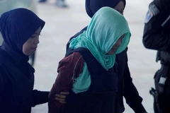 Nghi can Đoàn Thị Hương rời tòa ngày 1/4 (Nguồn: NST)