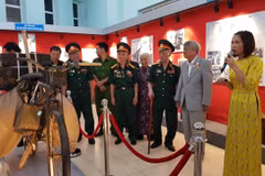 Khu trưng bày hiện vật về “Đường Trường Sơn - Con đường huyền thoại” thu hút nhiều người đến tham quan. (Ảnh: Dương Chí Tưởng/TTXVN) 