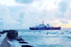  Tàu Cảnh sát biển 8001 làm nhiệm vụ tại khu vực đảo Trường Sa Lớn, quần đảo Trường Sa, tỉnh Khánh Hòa. (Ảnh: Lâm Khánh/TTXVN)