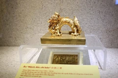 Các hiện vật tại trưng bày Quốc hiệu và Kinh đô Đại Việt qua các thời kỳ lịch sử. (Ảnh: Thành Đạt/TTXVN)