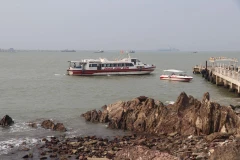 Tàu của Công ty Công ty cổ phần Song Ngư Sơn (thị xã Cửa Lò, tỉnh Nghệ An) đang chờ đón du khách đi tham quan trên biển và trên sông. (Ảnh : Nguyễn Văn Nhật/TTXVN)