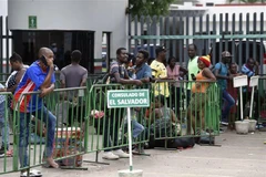 Người di cư Trung Mỹ xếp hàng bên ngoài Cơ quan di cư quốc gia Mexico ở Tapachula, bang Chiapas, Mexico. (Ảnh: AFP/TTXVN)