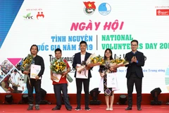 Phó Chủ tịch thường trực Trung ương Hội Liên hiệp thanh niên Việt Nam Nguyễn Tường Lâm tặng hoa cho các thủ lĩnh tình nguyện. (Ảnh: Văn Điệp/TTXVN)