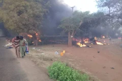 Hiện trường vụ nổ xe chở dầu tại khu vực Morogoro, Tanzania, ngày 10/8/2019. (Ảnh: THX/TTXVN)