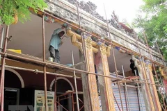 Trùng tu di tích Tam Tòa thuộc hệ thống di tích cố đô Huế. (Ảnh: Quốc Việt/TTXVN)