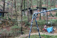 Công trình xây dựng trên rừng phòng hộ đặc dụng nằm trong kế hoạch giải tỏa, tháo dỡ tại xã Minh Phú (Sóc Sơn). (Ảnh: Mạnh Khánh/TTXVN)