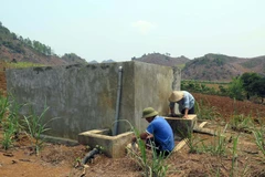 Bể chứa nước sinh hoạt của người dân tái định cư xã Mường Bằng không có nước vào mùa khô. (Ảnh: Hữu Quyết/TTXVN) 