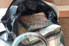 Túi xách chứa tiền bị bỏ quên. (Ảnh: K GỬIH/TTXVN)