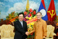 Đại sứ Lào tại Việt Nam Thongsavanh Phomvihane đón Phó Thủ tướng, Bộ trưởng Bộ Ngoại giao Phạm Bình Minh. (Ảnh: Lâm Khánh/TTXVN) 