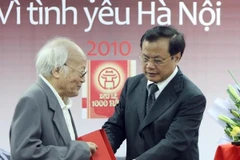Ông Phạm Quang Nghị-Bí thư Thành uỷ Hà Nội trao giải "Bùi Xuân Phái-Vì tình yêu Hà Nội" năm 2010 cho nhà văn Tô Hoài. (Ảnh: Nhật Anh/TTXVN)