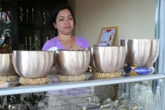 Bày bán các sản phẩm của nghề đúc đồng tại Phường Đúc, thành phố Huế. (Ảnh: Quốc Việt/TTXVN)