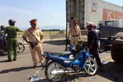 Hiện trường vụ tai nạn đang được ngành chức năng xử lý. (Ảnh: Công Thử/TTXVN)