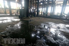 Nước thải của Công ty TNHH Mía đường cồn Long Mỹ Phát gây ô nhiễm dòng sông Cái Lớn. (Ảnh: Duy Khương/TTXVN)