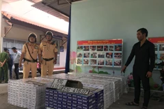Thuốc lá lậu trong chiếc xe gặp tai nạn ở hầm vượt sông Sài Gòn. (Nguồn: TTXVN)