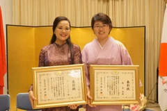 Phó giáo sư, tiến sỹ Ngô Minh Thủy và bà Katsu Megumi (Đại diện công ty MORE Production Việt Nam) - một phụ nữ Nhật Bản cùng được trao tặng Bằng khen của Bộ trưởng Ngoại giao Nhật Bản năm 2019. (Nguồn: Vietnam+)