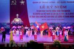 Chương trình nghệ thuật chào mừng lễ kỷ niệm 70 năm Quân tình nguyện và chuyên gia Việt Nam tại Lào. (Ảnh: Dương Giang/TTXVN)