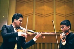 Bùi Công Duy biểu diễn cùng học trò. (Ảnh: Nhân vật cung cấp)