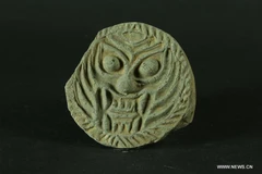 Một hiện vật được khai quật tại khu mộ cổ. (Nguồn: news.cn)