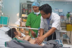 Sản phụ Trịnh Thị Mỵ Thúy đang được theo dõi, điều trị tại Bệnh viện Đa khoa Đồng Nai. (Ảnh: Lê Xuân/TTXVN)