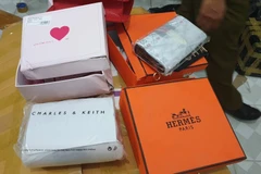 Số hàng hóa nghi giả nhãn hiệu nổi tiếng bị phát hiện. (Ảnh: Nguyễn Văn Việt/TTXVN)