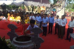 Lãnh đạo huyện Gia Lộc (Hải Dương) dâng hương tại đền Quát. (Ảnh: Tiến Vĩnh/TTXVN)