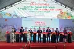 Lễ cắt băng khai mạc Tuần lễ giới thiệu sản phẩm cây ăn quả có múi và nông, thủy sản an toàn, chất lượng tỉnh Hòa Bình 2019. (Ảnh: Thành Đạt/TTXVN)