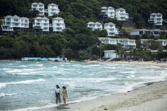 Du khách trải nghiệm không gian nghỉ dưỡng trong lành ở Phú Quốc. (Ảnh: Hồng Đạt/TTXVN)