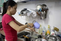 Người dân Đà Nẵng phải sử dụng nước rất tiết kiệm trong những ngày thiếu nước. (Ảnh: Trần Lê Lâm/TTXVN)