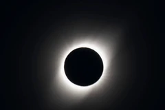 Hiện trường nhật thực toàn phần trên bầu trời nhìn từ El Molle, Chile, ngày 2/7/2019. (Ảnh: AFP/TTXVN)