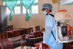 Ngành chức năng huyện U Minh tiến hành phun thuốc tiêu độc, khử trùng tại trường tiểu học Nguyễn Văn Huyên. (Nguồn: TTXVN)