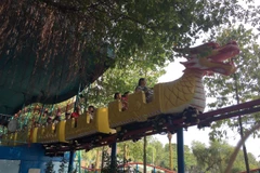 Tàu điện trên không tại công viên Văn hóa Đầm Sen thu hút đông đảo thanh thiếu nhi đến vui chơi nhân dịp Quốc tế thiếu nhi 1/6. (Ảnh: Thanh Vũ/TTXVN)