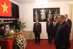 Tổng Thư ký Bộ Ngoại giao Algeria Rachid Beladehane (thứ 2 từ phải sang) đến viếng và ghi Sổ tang tưởng nhớ nguyên Chủ tịch nước, Đại tướng Lê Đức Anh, tại trụ sở Đại sứ quán Việt Nam vào chiều 6/5. (Ảnh: Tấn Đạt/TTXVN)