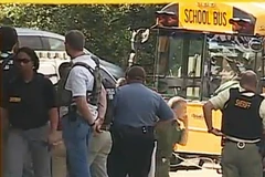 Nhân viên an ninh điều tra tại hiện trường sau vụ xả súng ở trường tiểu học Townville, phía tây bang Nam Carolina (Mỹ). (Nguồn: AFP/TTXVN)