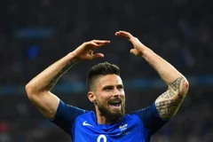 Tiền đạo Pháp Olivier Giroud, người hùng đóng góp hai bàn trong chiến thắng đậm đà của đội chủ nhà. (Nguồn: EPA/TTXVN) 