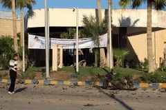 Hiện trường sau một vụ đánh bom liều chết tại thị trấn El-Arish. (Nguồn: AFP/TTXVN) 