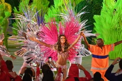 Nghệ sỹ Brazil Izabel Goulart (giữa) tham gia diễu hành tại lễ bế mạc Thế vận hội Rio. (Nguồn: AFP/TTXVN) 