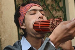 Chàng thanh niên 18 tuổi Raja Thapa ở Nepal đang cố gắng lập kỷ lục thế giới khi ngậm 138 chiếc bút chì cùng lúc. 