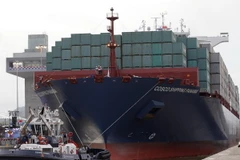 Tàu chở hàng Cosco di chuyển qua kênh đào Panama mở rộng ngày 26/6. (Nguồn: EPA/TTXVN)