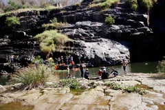 Lực lượng cứu hộ tỉnh Lâm Đồng tìm kiếm du khách người Belarus bị nạn dưới chân thác Pongour. 