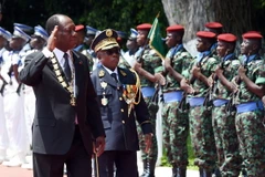 Tổng thống Alassane Ouattara (trái) duyệt đội danh dự sau lễ tuyên thệ nhậm chức nhiệm kỳ hai tại Abidjan ngày 3/11/2015. (Nguồn: AFP/TTXVN) 
