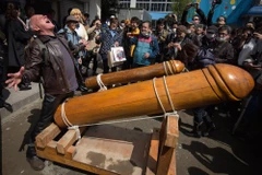 Đỏ mặt rước "sinh thực khí" khổng lồ ở Nhật Bản