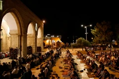 Các tín đồ Hồi giáo Palestine cầu nguyện tại khu đền al-Aqsa ở Jerusalem. (Nguồn: THX/TTXVN) 