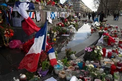 Đặt hoa tưởng niệm các nạn nhân vụ tấn công khủng bố ở thủ đô Paris. (Nguồn: AFP/TTXVN) 