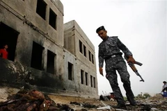 Nhân viên an ninh Iraq điều tra tại hiện trường vụ đánh bom. (Nguồn: AFP/TTXVN)