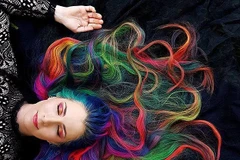  "Phát sốt" với cô gái sở hữu mái tóc cầu vồng.