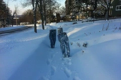 Thời tiết mùa Đông đã khiến những chiếc quần này đóng băng, dựng đứng như có người vô mình đang mặc. 