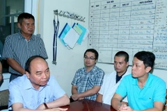 Thủ tướng Nguyễn Xuân Phúc chỉ đạo các bác sỹ tại Bệnh viện Đa khoa tỉnh Yên Bái cứu chữa nạn nhân. (Ảnh: Thống Nhất/TTXVN) 