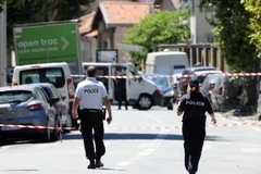 Cảnh sát Pháp điều tra tại khu vực gần hiện trường vụ tấn công ở Nice. (Nguồn: EPA/TTXVN) 