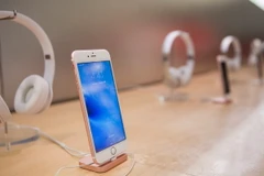 Điện thoại iPhone trưng bày tại một cửa hàng của Apple ở New York, Mỹ. (Nguồn: AFP/TTXVN) 