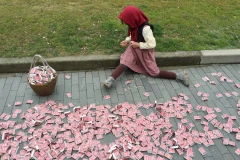 Cô bé bán diêm ở Thượng Hải chuyển tới tay người đi đường những hộp diêm có in mã QR đặc biệt.